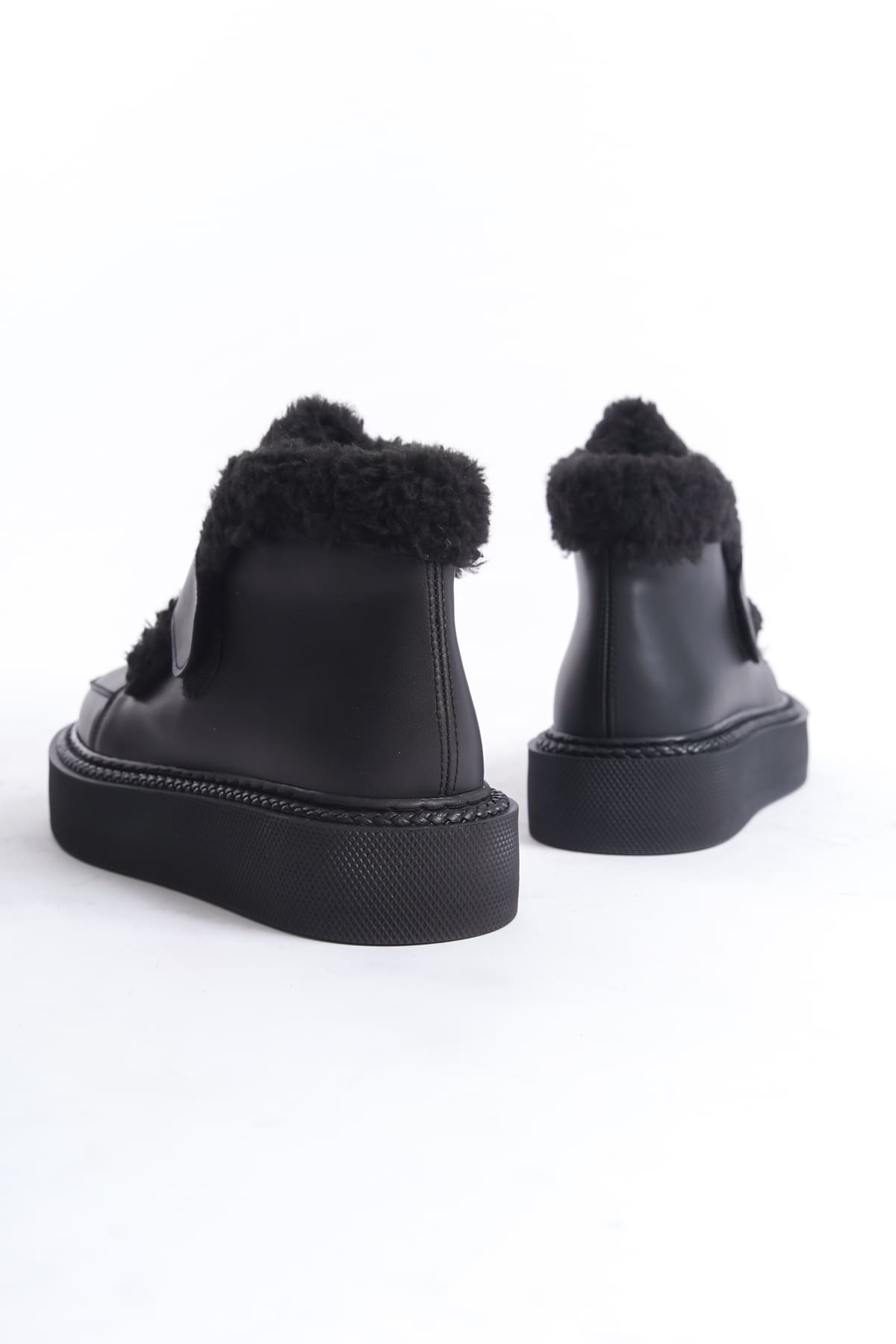 Kadın Siyah Kürklü Bot